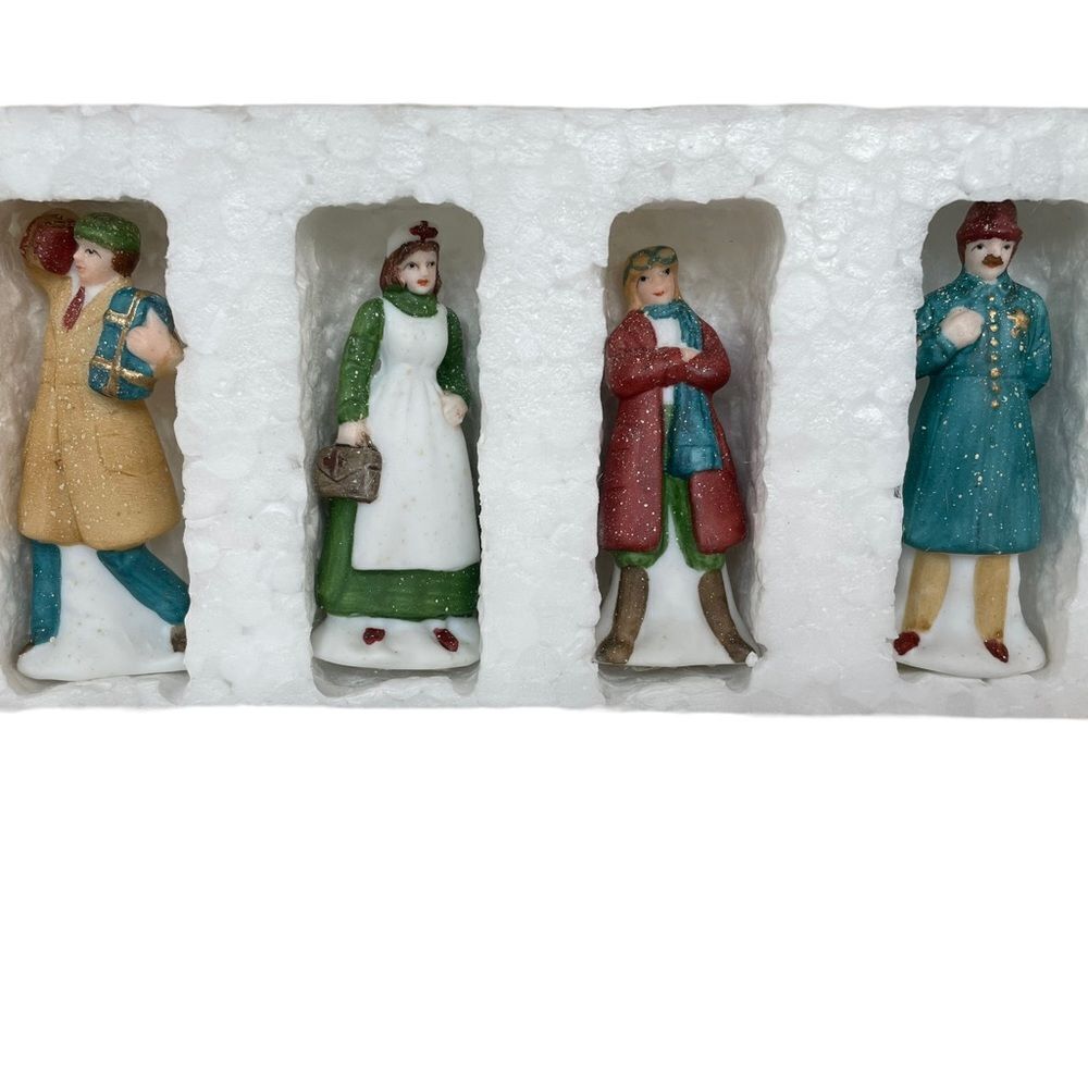 DEPT 56 HERITAGE VILLAGE CITY PEOPLE SET OF 4